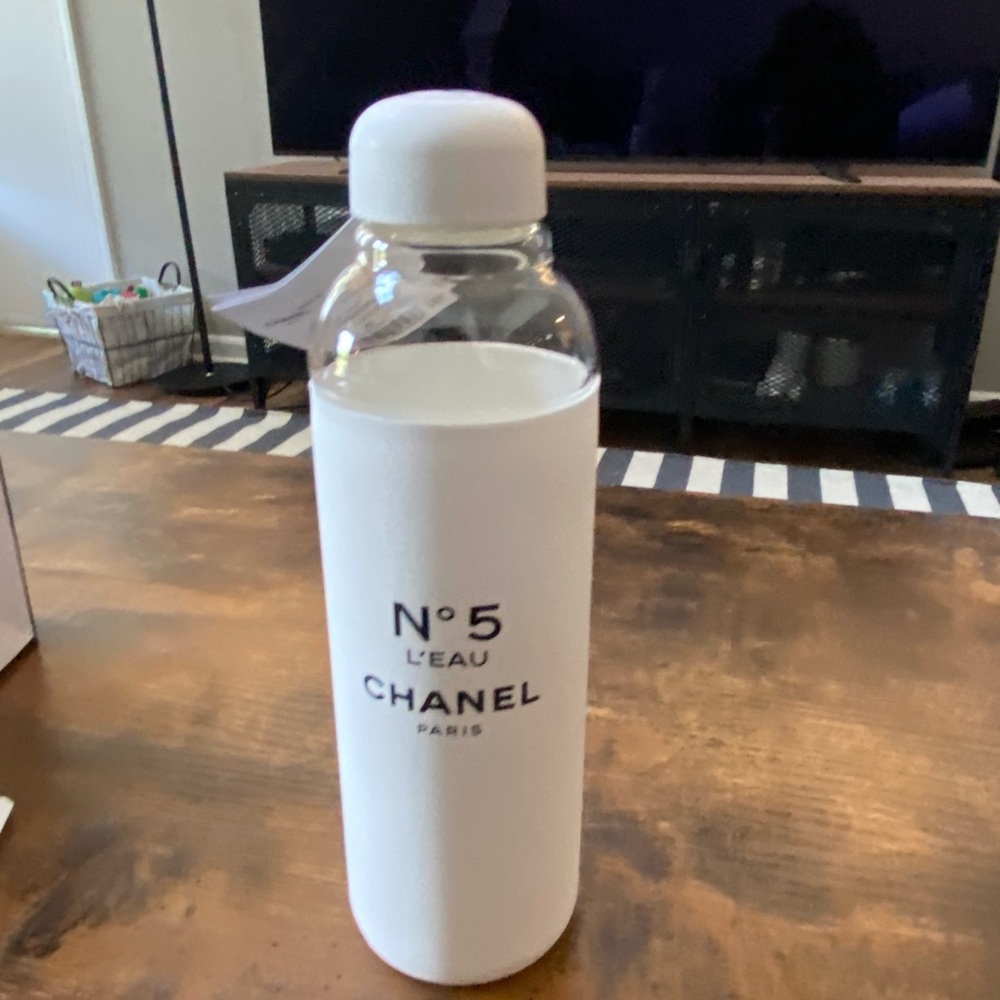 CHANEL factory 5 limited edition water bottle - Picture 3 of 3